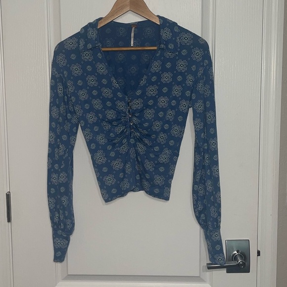 Free People SYDNEY Chambray Combo Bishop Sleeve Top Blue Deep V Neck Stretch XS - Picture 2 of 8